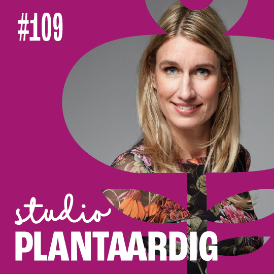 #109, Logo "Studio Plantaardig", paarse achtergrond, foto met Irene van den Berg